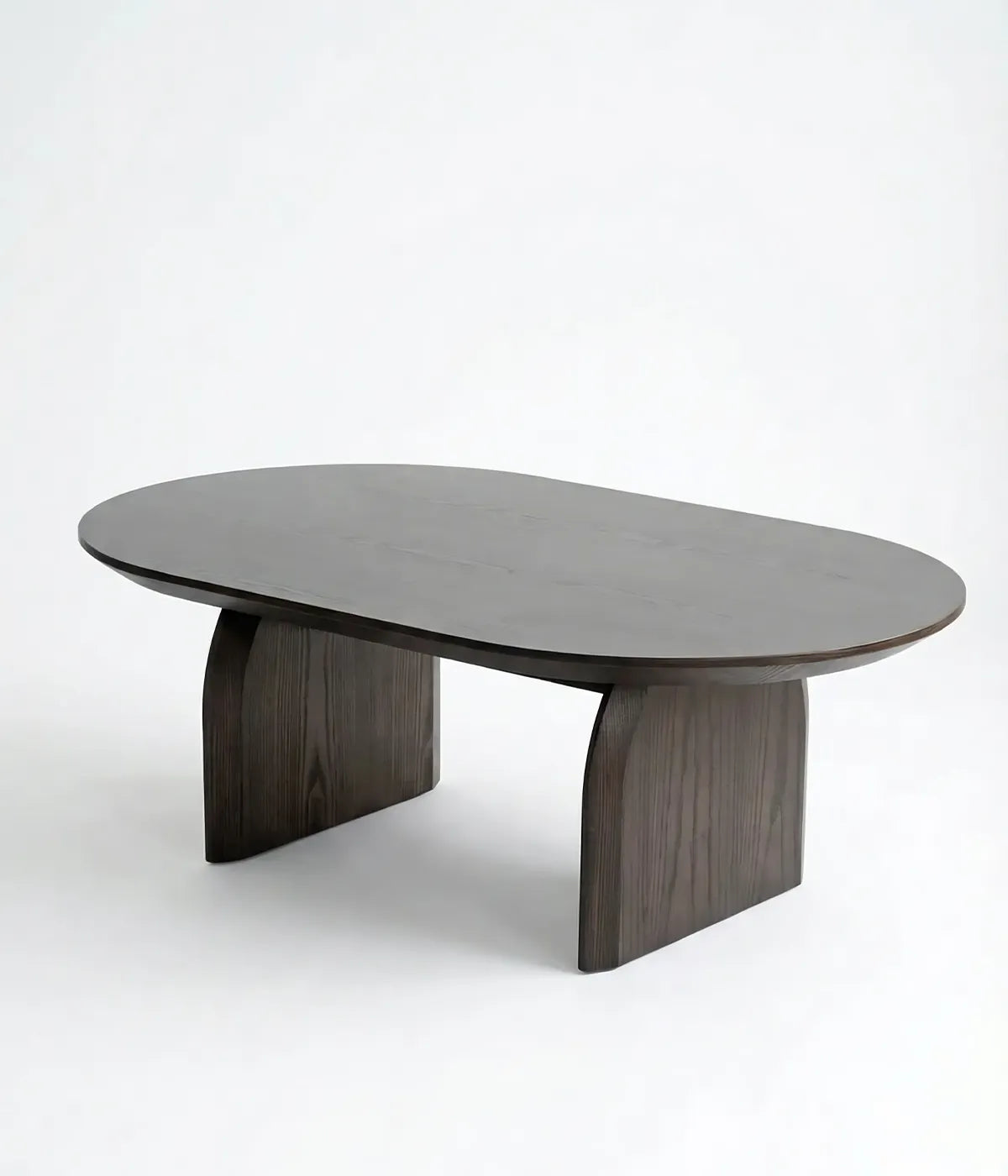 Mesa de centro Valverde en madera de fresno con diseño escultural y líneas orgánicas para espacios modernos y elegantes