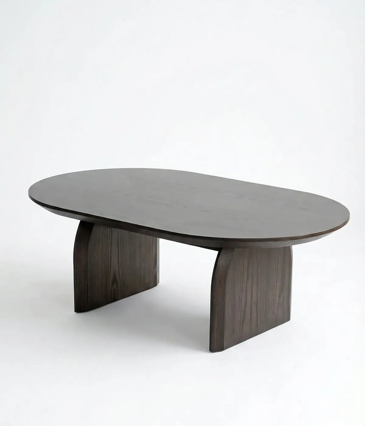 Mesa de centro Valverde en madera de fresno con diseño escultural y líneas orgánicas para espacios modernos y elegantes