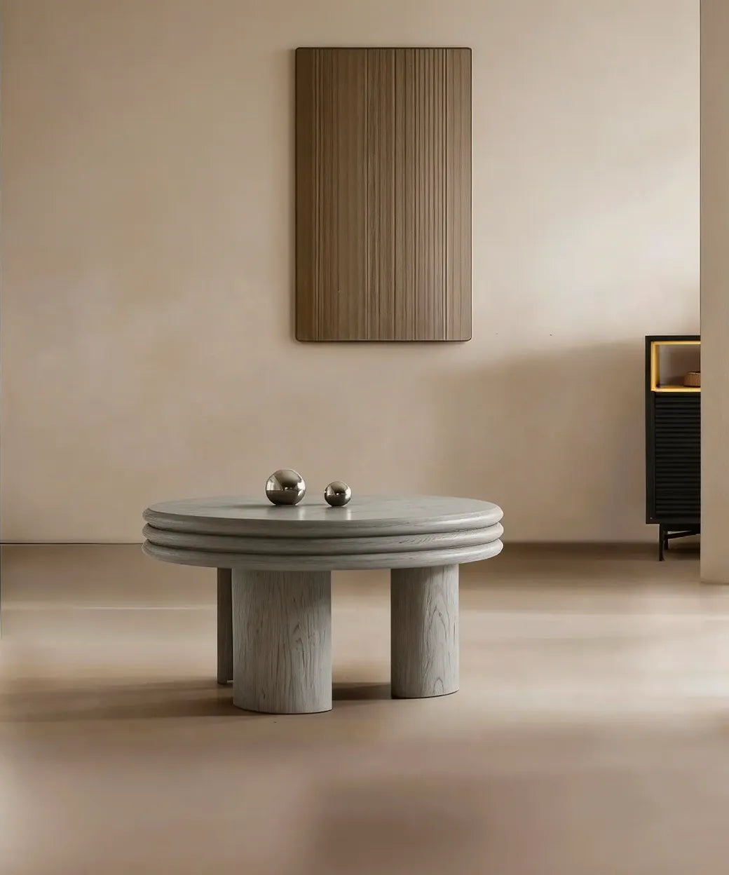 Verdeja (80 cm) con base cilíndrica robusta y superficie circular que combina textura natural y diseño contemporáneo.