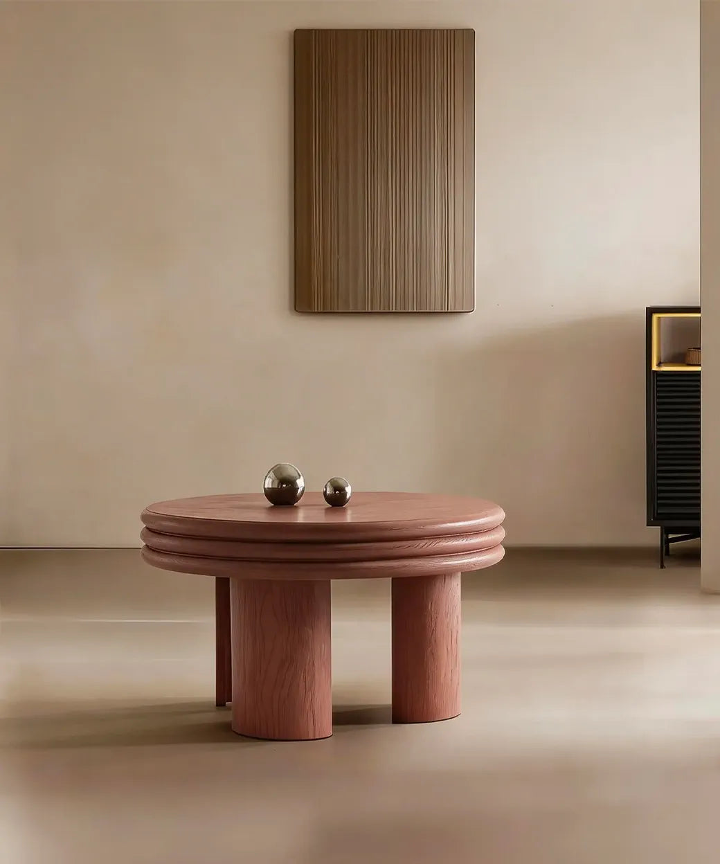 Verdeja (80 cm) con base cilíndrica robusta y superficie circular estriada que aporta estilo moderno y calidez natural.