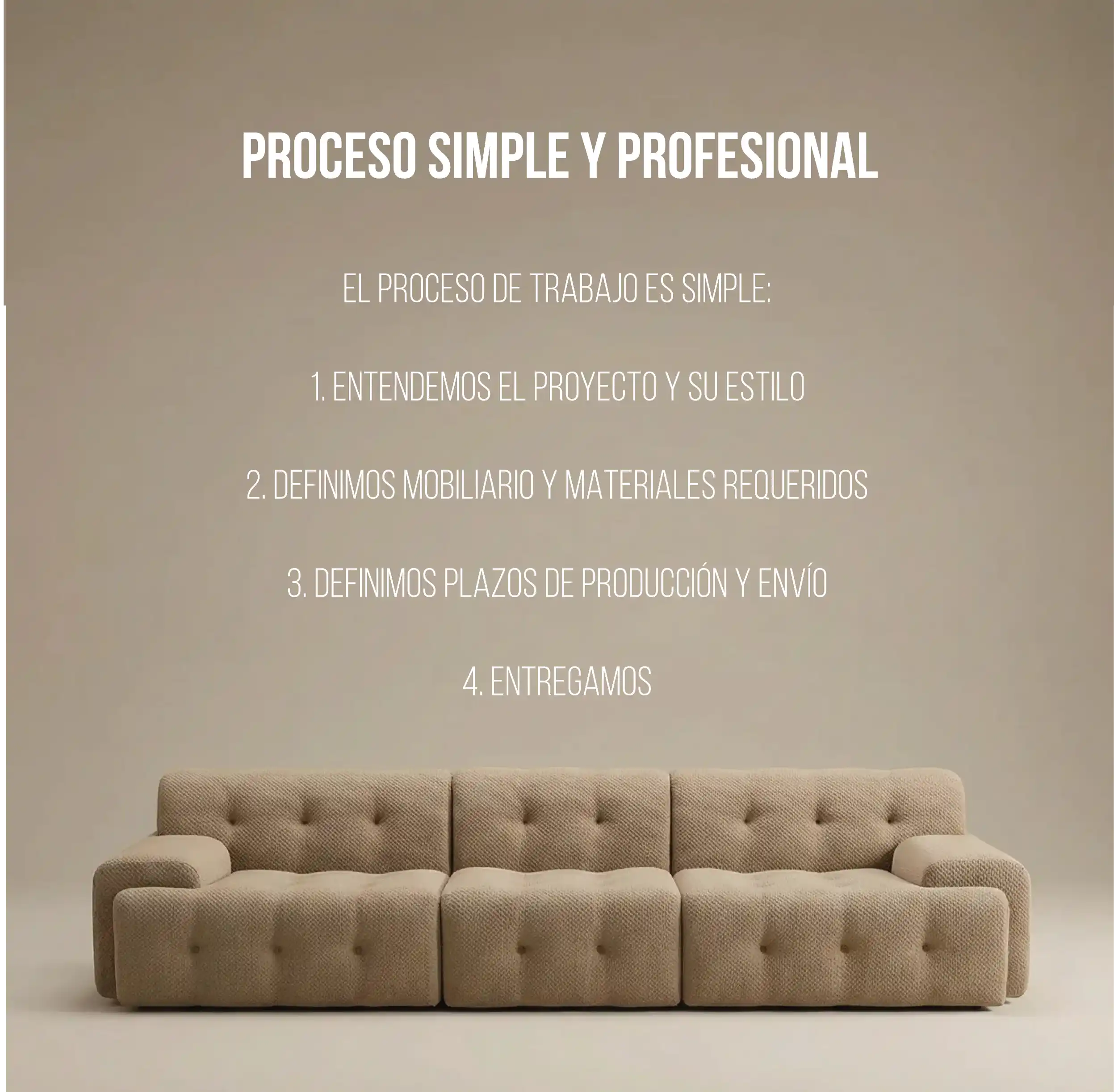 Sofá beige con diseño acolchonado y texto que detalla un proceso de trabajo claro y profesional en fondo neutro.